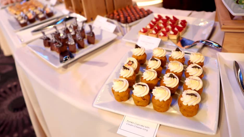 ماذا يحدث لجسمك عند تناول الحلويات والأطعمة الدسمة لفترة طويلة؟