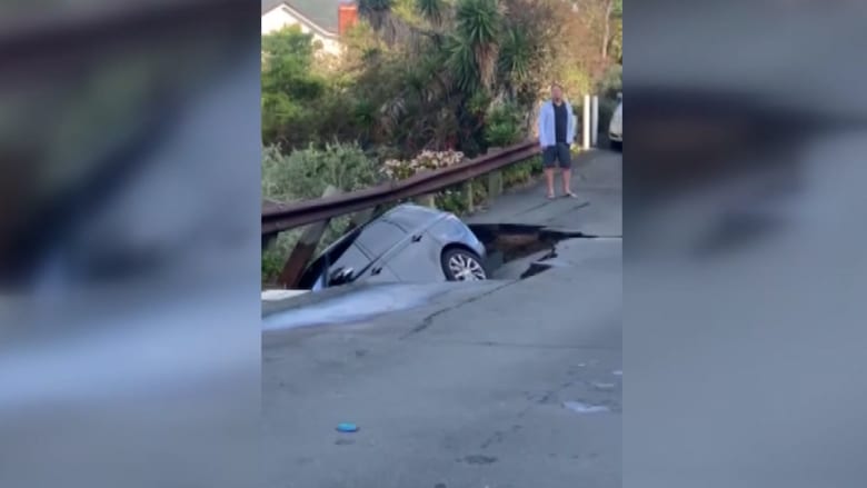 انهارت الأرض وابتلعت سيارة.. شاهد ما حدث بعد تسرب مياه من أنبوب في أمريكا