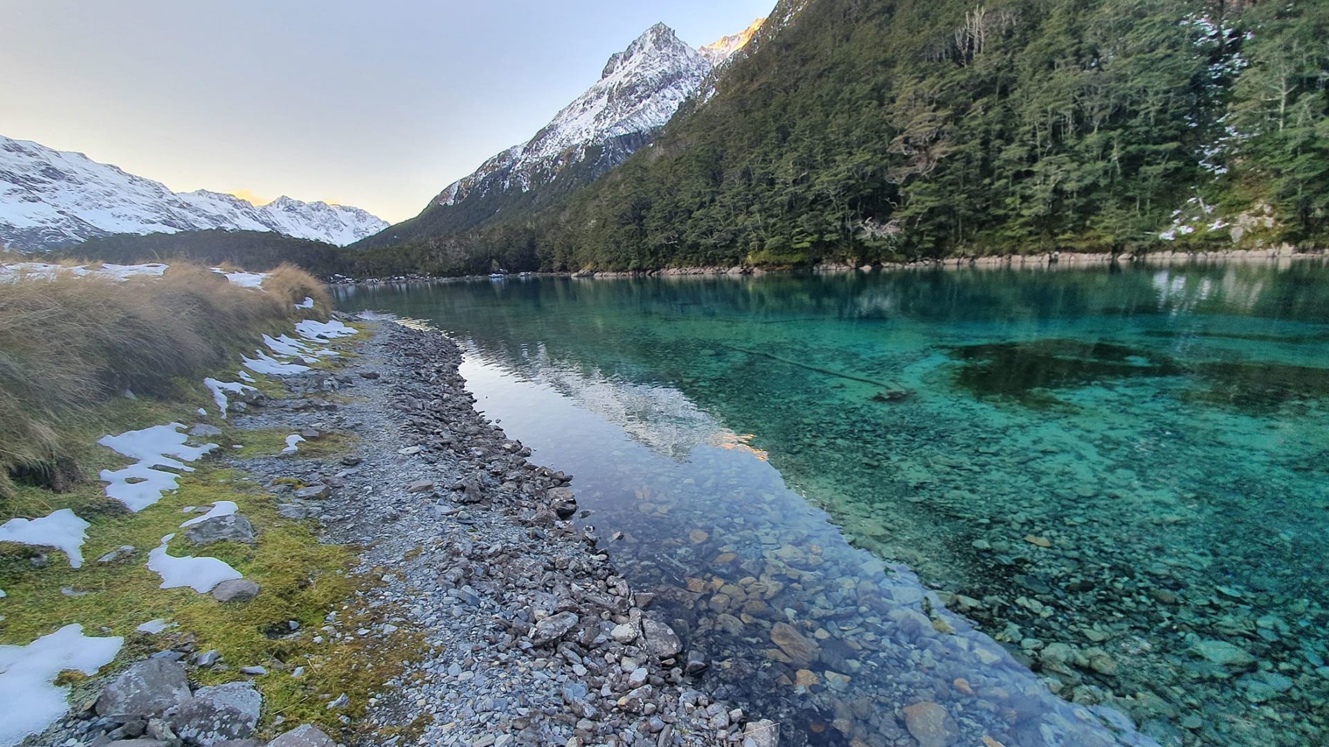 لماذا يُطلب من السيّاح مسح أحذيتهم قبل زيارة "أنقى بحيرة في العالم"؟