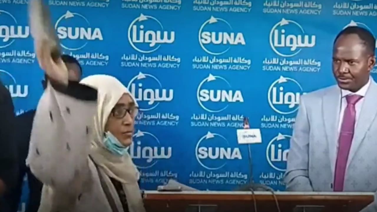 قالت "لدي رسالة من الشعب السوداني".. صحفية ترمي سياسيًا مقربًا من السلطة بـ"حذاء"