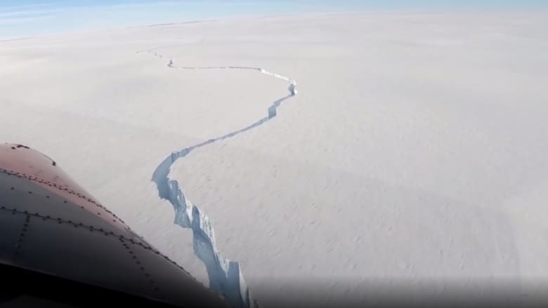 طائرة ترصد انفصال جبل جليدي يفوق حجم نيويورك في القارة القطبية الجنوبية