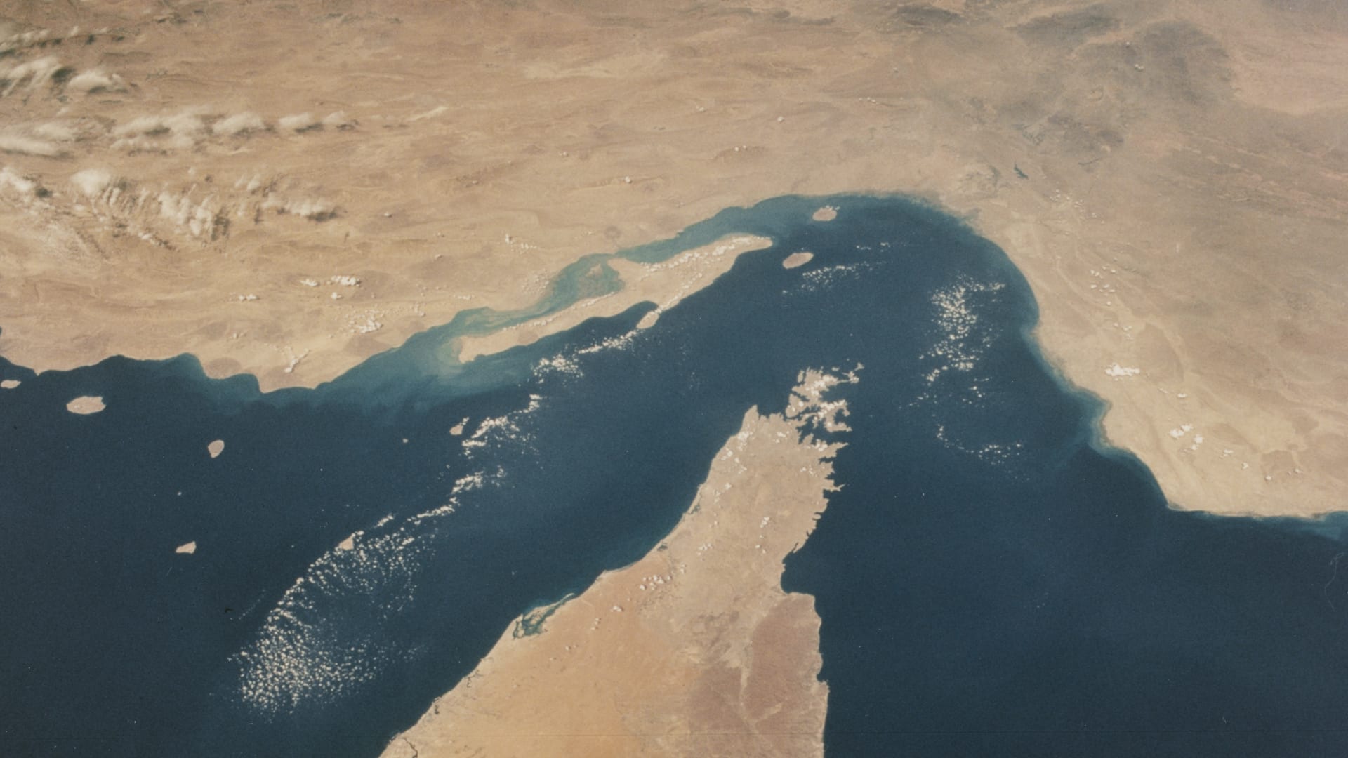 بسبب مضيق هرمز.. الاقتصاد العالمي يترقب شبح الركود الاقتصادي