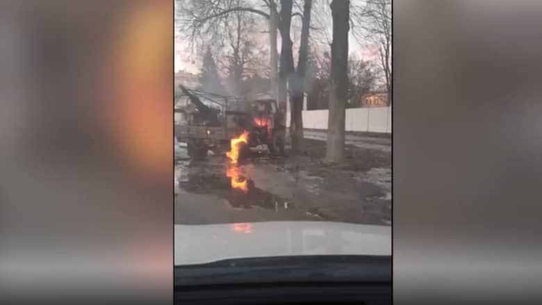 سائق يرصد بهاتفه بقايا مركبات عسكرية مدمرة في شوارع مدينة سومي الأوكرانية