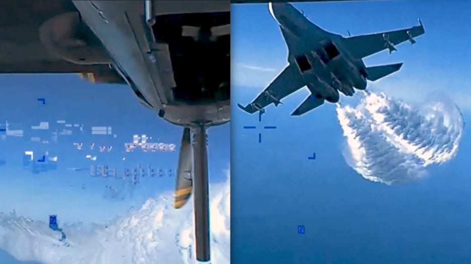 بالتصوير البطيء.. شاهد لحظة رش مقاتلة روسية "درون" أمريكية بالوقود وسقوطها في البحر