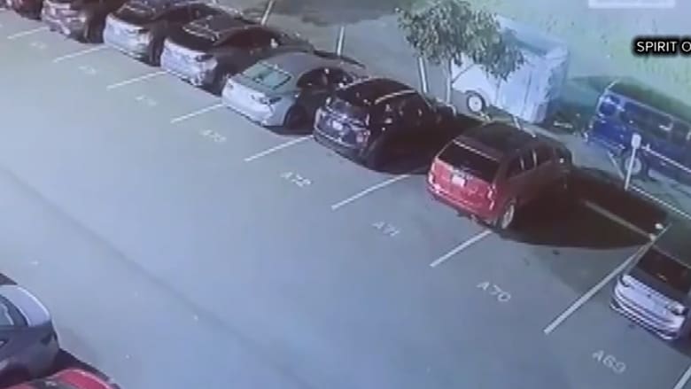 تحمل معدات باهظة الثمن.. كاميرا ترصد لحظة السطو على مركبة فرقة غنائية بأمريكا