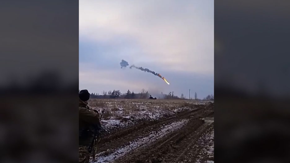 انفجر وتحطم في السماء.. شاهد أوكرانيون يسقطون صاروخًا روسيًا بمدفع رشاش