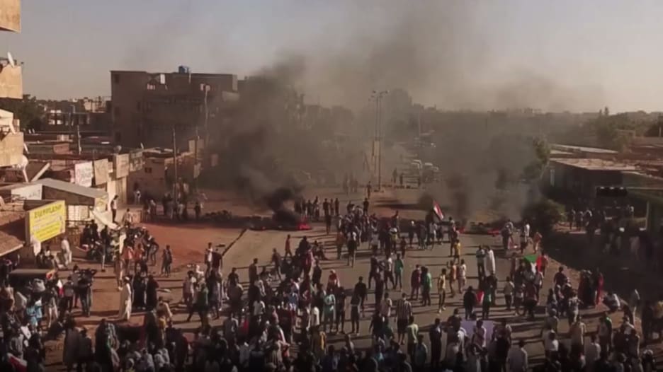 طائرة "درون" ترصد احتجاجات ضخمة ضد اتفاق حمدوك والبرهان في شوارع السودان