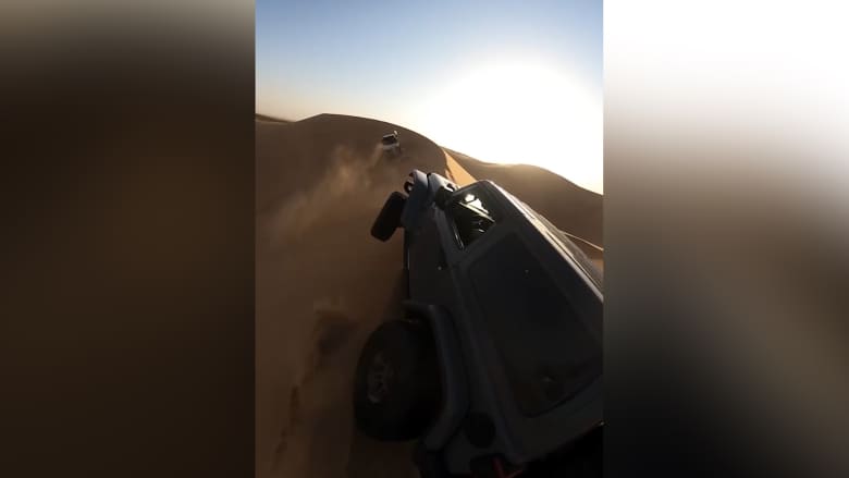 القيادة على الرمال الصحراوية في الإمارات