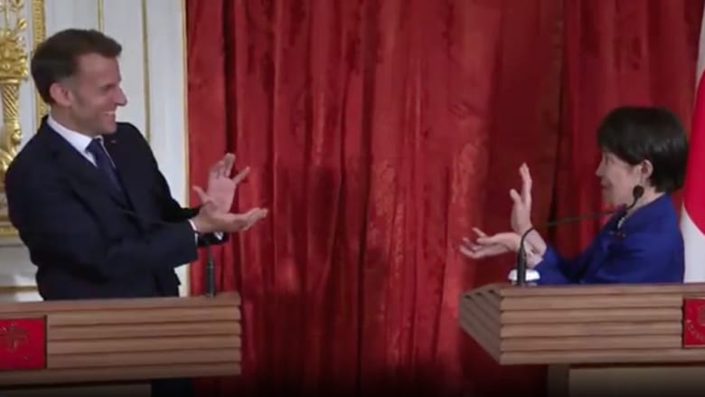 مشهد طريف.. ماكرون ورئيسة وزراء اليابان يقلدان حركة "دراغون بول" في ختام مؤتمر صحفي