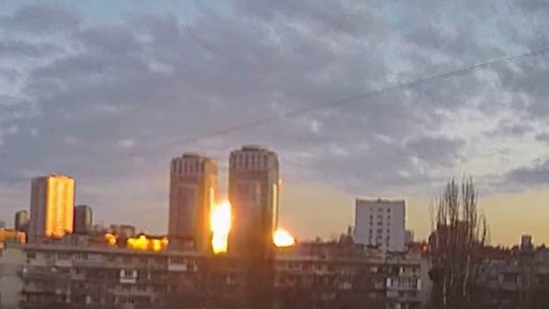 كاميرا مراقبة ترصد لحظة قصف القوات الروسية مجمع سكني في كييف