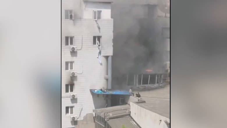 صنع حبلا من قماش وقفز من النافذة.. مشاهد مأساوية لحريق بمستشفى في الصين