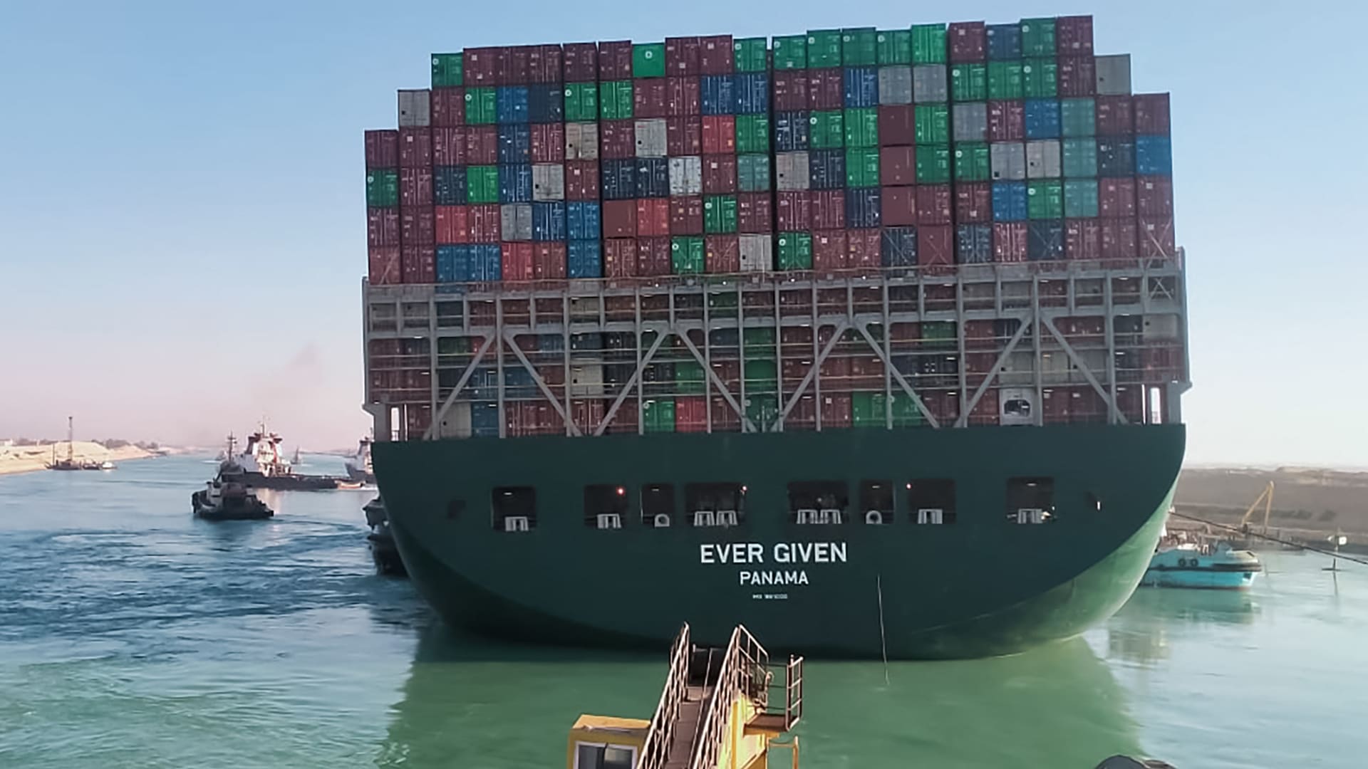 مصر تصادر سفينة "إيفير غيفن" وتطالب بتعويض 900 مليون دولار