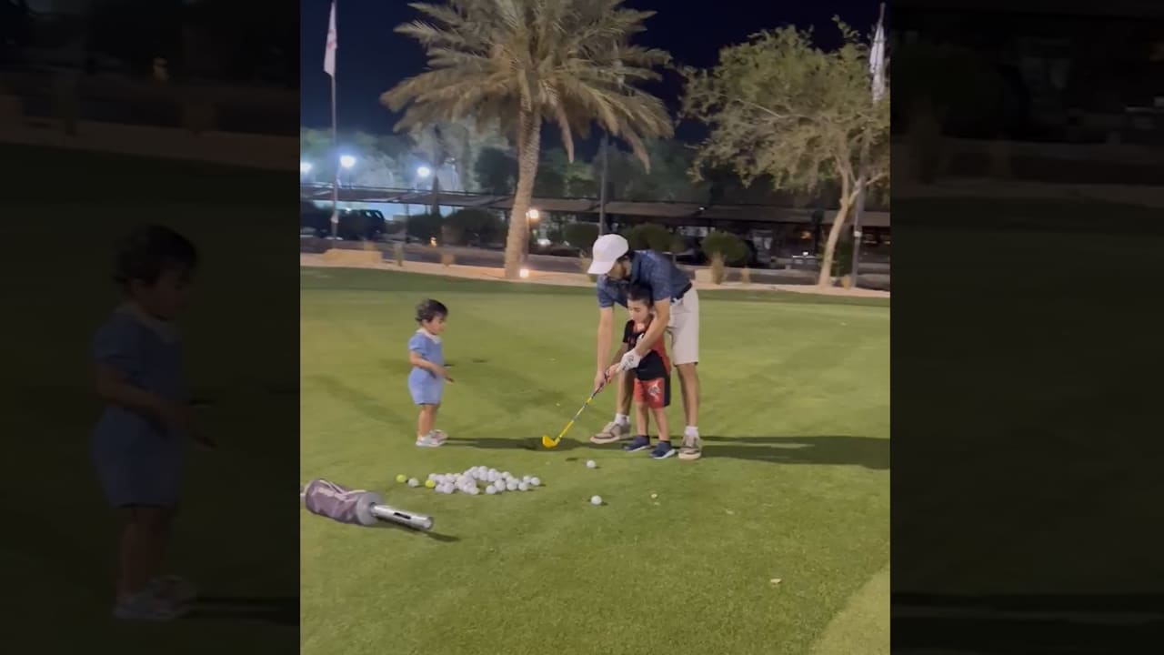 شاهد أب سعودي يمارس الغولف مع طفليه بأجواء عائلية مميزة