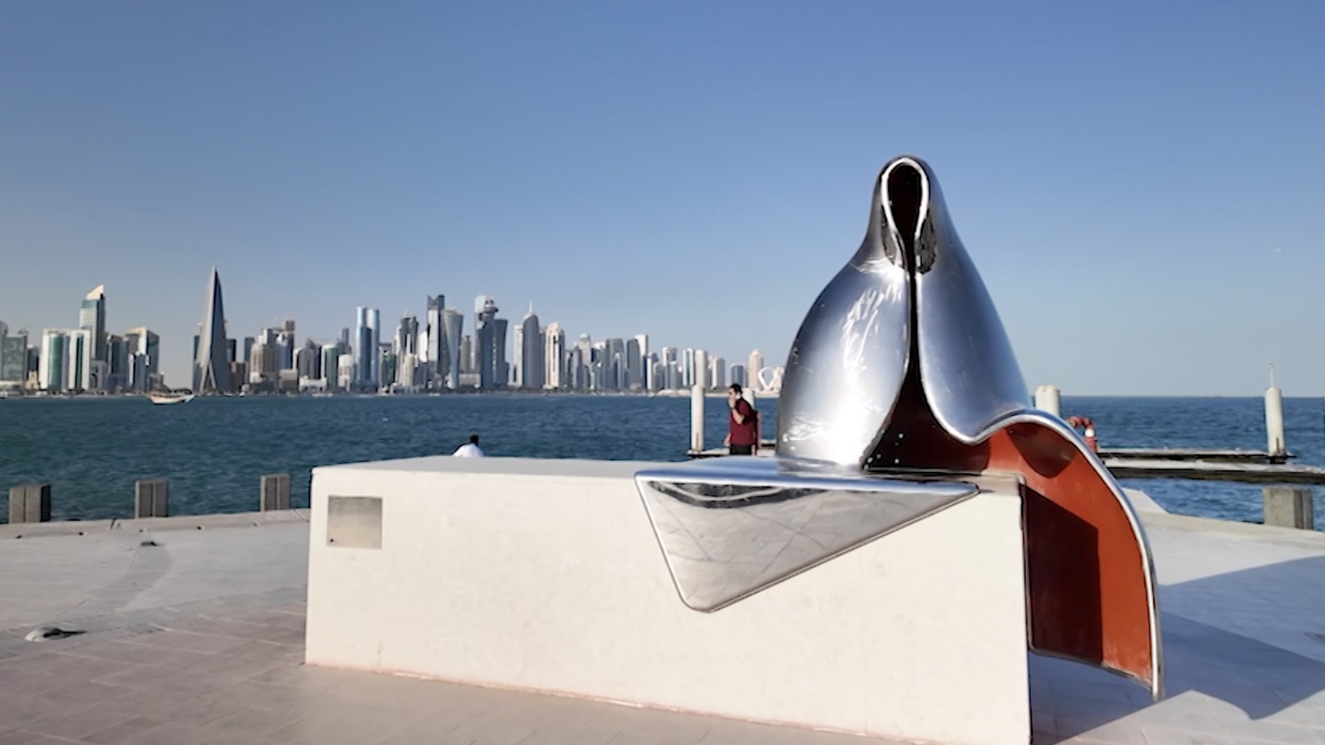 "توب توب يا بحر".. منحوتة تلفت الانتباه على ساحل قطر لامرأة تنتظر غواصي اللؤلؤ