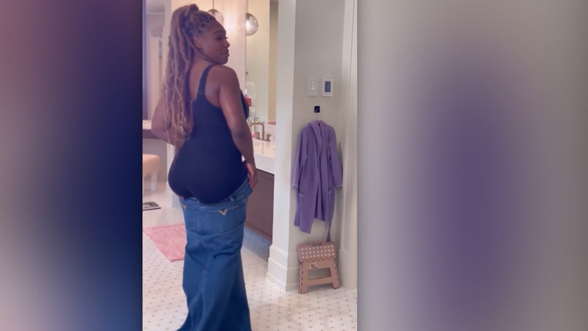 سيرينا ويليامز تنشر فيديو لمعاناتها في ارتداء تنورة باهظة الثمن 1 سيرينا ويليامز تنشر فيديو لمعاناتها في ارتداء تنورة باهظة الثمن