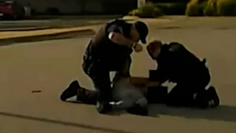 شاهد.. ضابط شرطة أمريكي يواجه تهما لضربه المبرح لمراهق من أصول عربية
