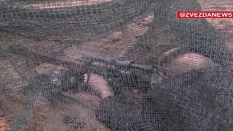 مستلقيًا على الأرض.. شاهد بوتين يطلق النار من بندقية قنص في حقل رماية