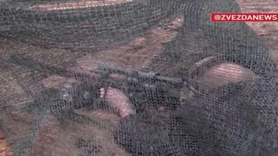 مستلقيًا على الأرض.. شاهد بوتين يطلق النار من بندقية قنص في حقل رماية