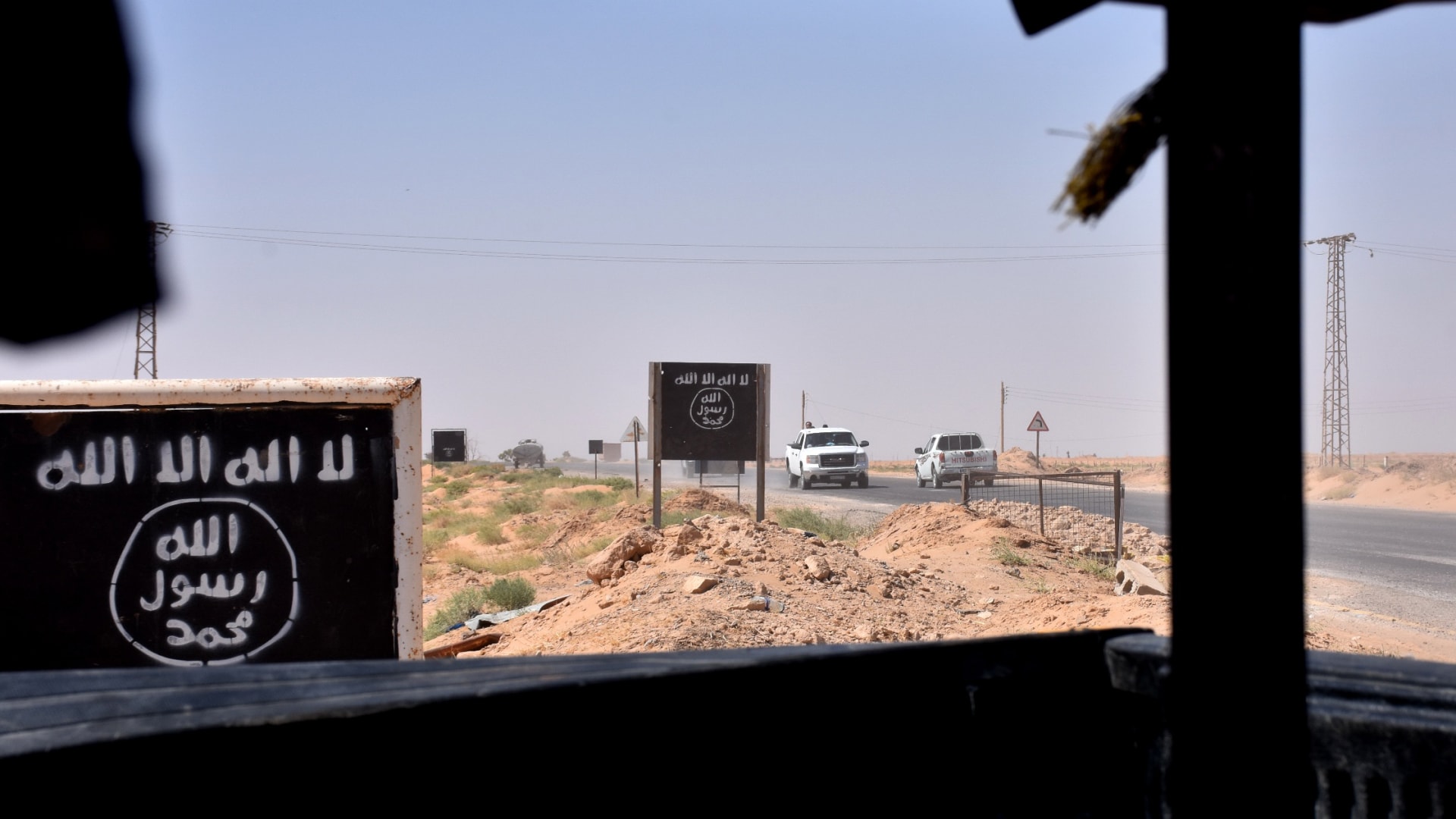 لوحات عليها شعار تنظيم داعش بالقرب من قرية المليحة بريف دير الزور بسوريا (صورة أرشيفية)