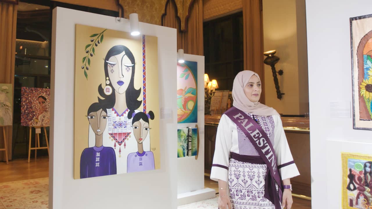 إحداهن من غزة.. 3 فنانات عربيات يشاركن أعمال ملهمة بأكبر تجمّع فني للنساء بدبي