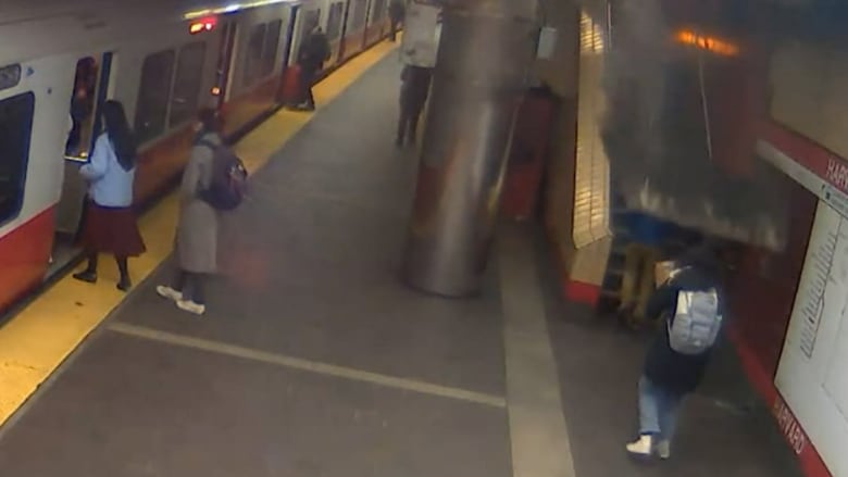 لوحة ضخمة تنهار من السقف بشكل مفاجئ في محطة قطار بأمريكا.. شاهد ما حدث