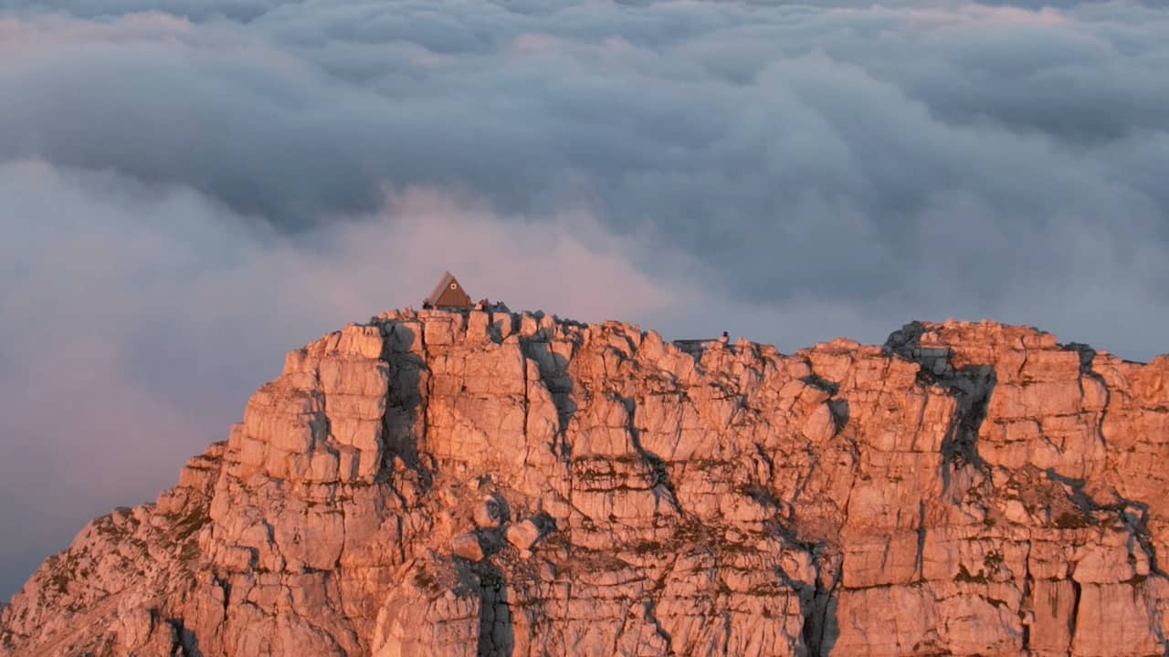 أجمل ليلة بحياته.. مغامر يتفاجأ بوجود كوخ على قمة جبل بإيطاليا