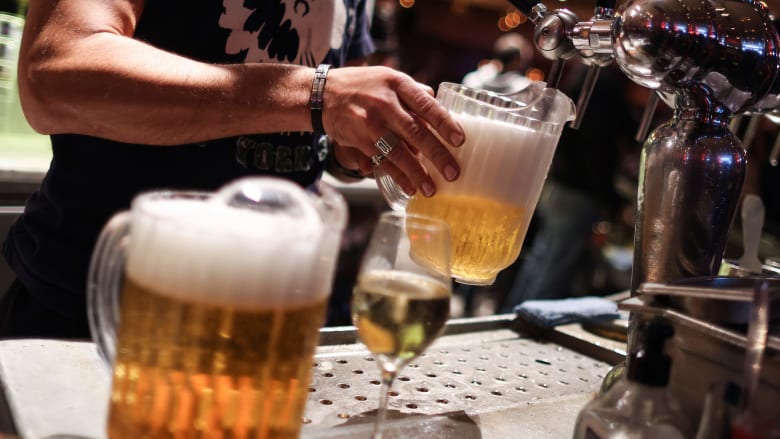 هل يعود شرب الكحول بالفائدة الصحية على من هم في سنّ أدنى من 40 عامًا؟