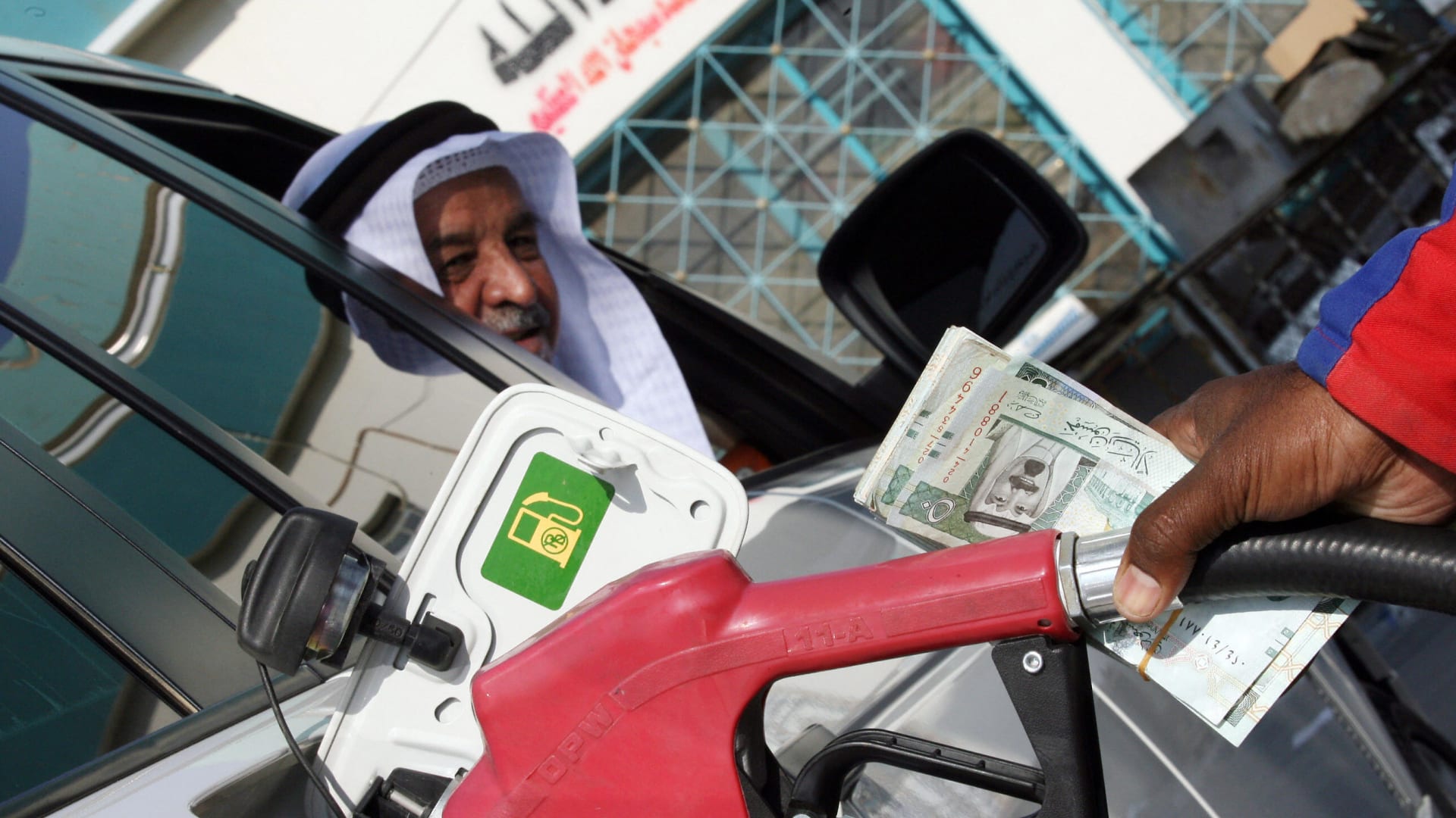 عامل أجنبي في محطة بنزين يملأ سيارة شمال الرياض - 31 أكتوبر 2007.