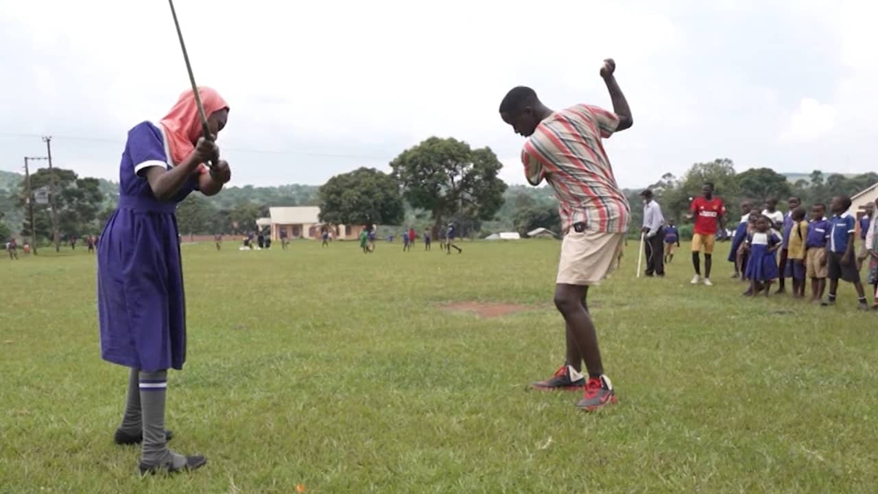 في أوغندا.. شاب يسعى لتغيير مفهوم رياضة الغولف وإثبات أنها ليست لعبة للأغنياء فقط