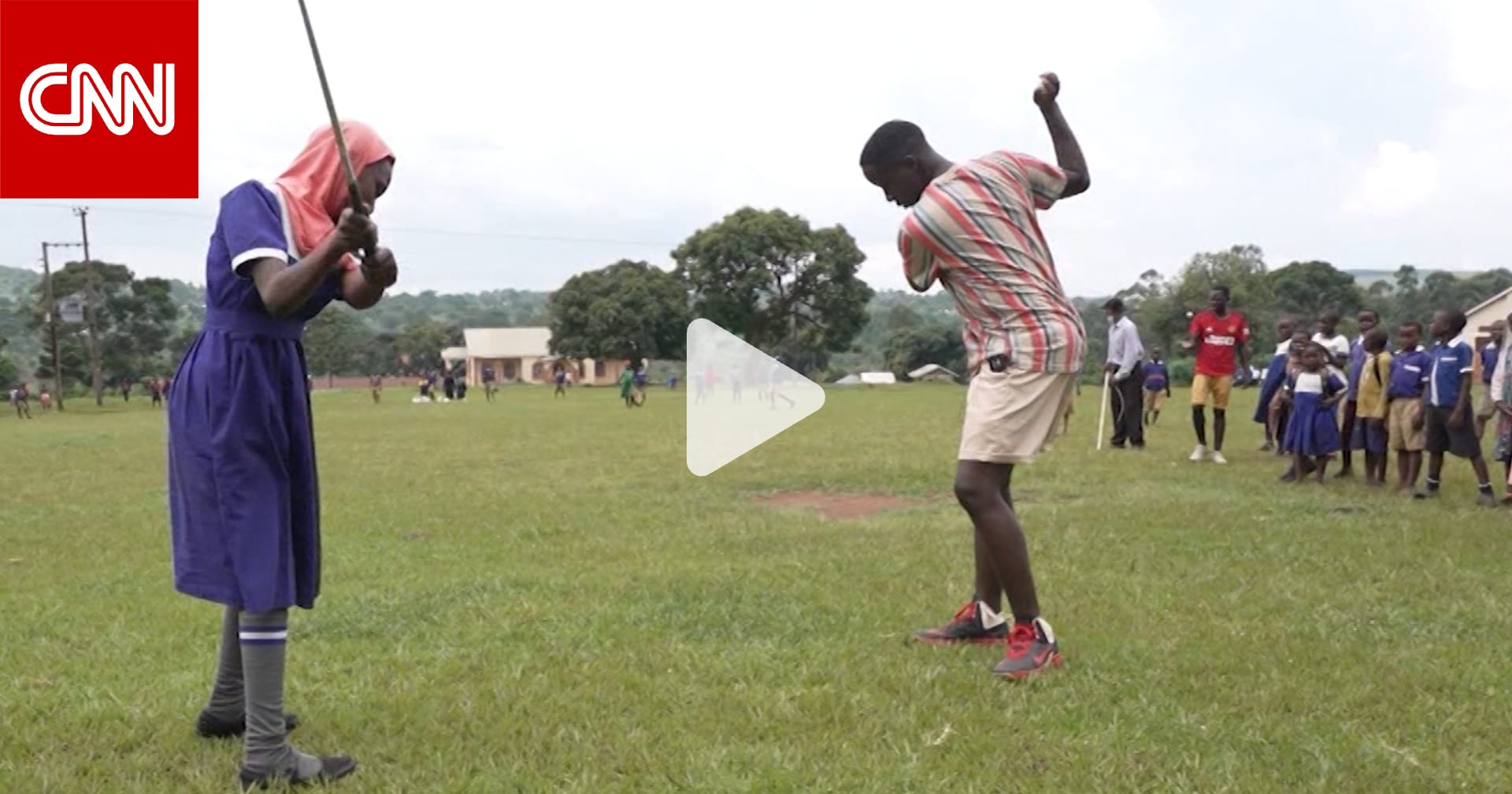 في أوغندا.. شاب يغيّر مفهوم رياضة الغولف: ليست لعبة للأغنياء فقط!