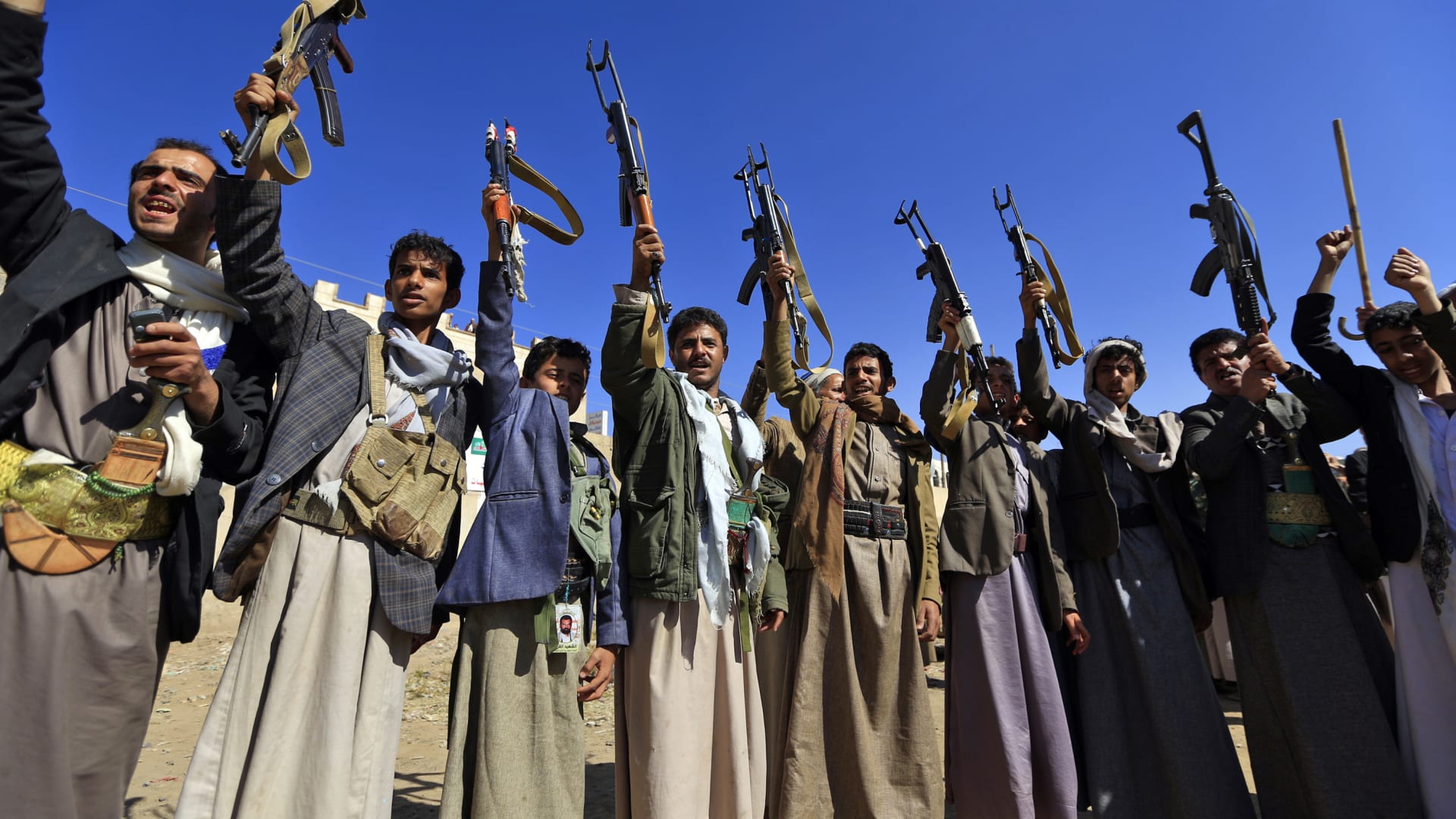 مسلحون يمنيون يلوحون بأسلحتهم أثناء تجمعهم في  صنعاء لإظهار دعمهم للحوثيين 