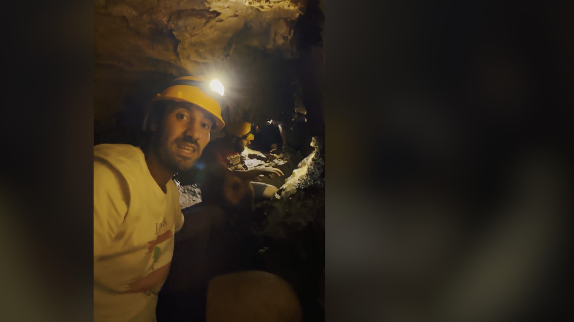 بمشاهد خاطفة للأنفاس.. مغامر يزحف داخل كهف مخفي في لبنان 1 بمشاهد خاطفة للأنفاس.. مغامر يزحف داخل كهف مخفي في لبنان