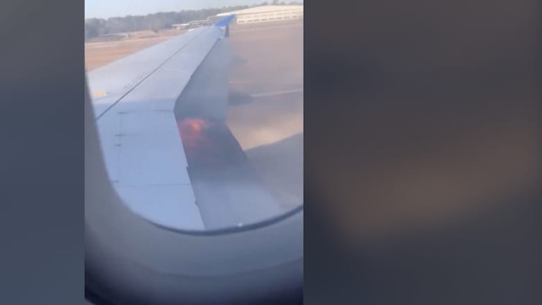 راكبة تلتقط بالفيديو اشتعال النار في جناح طائرة على المدرج بأمريكا