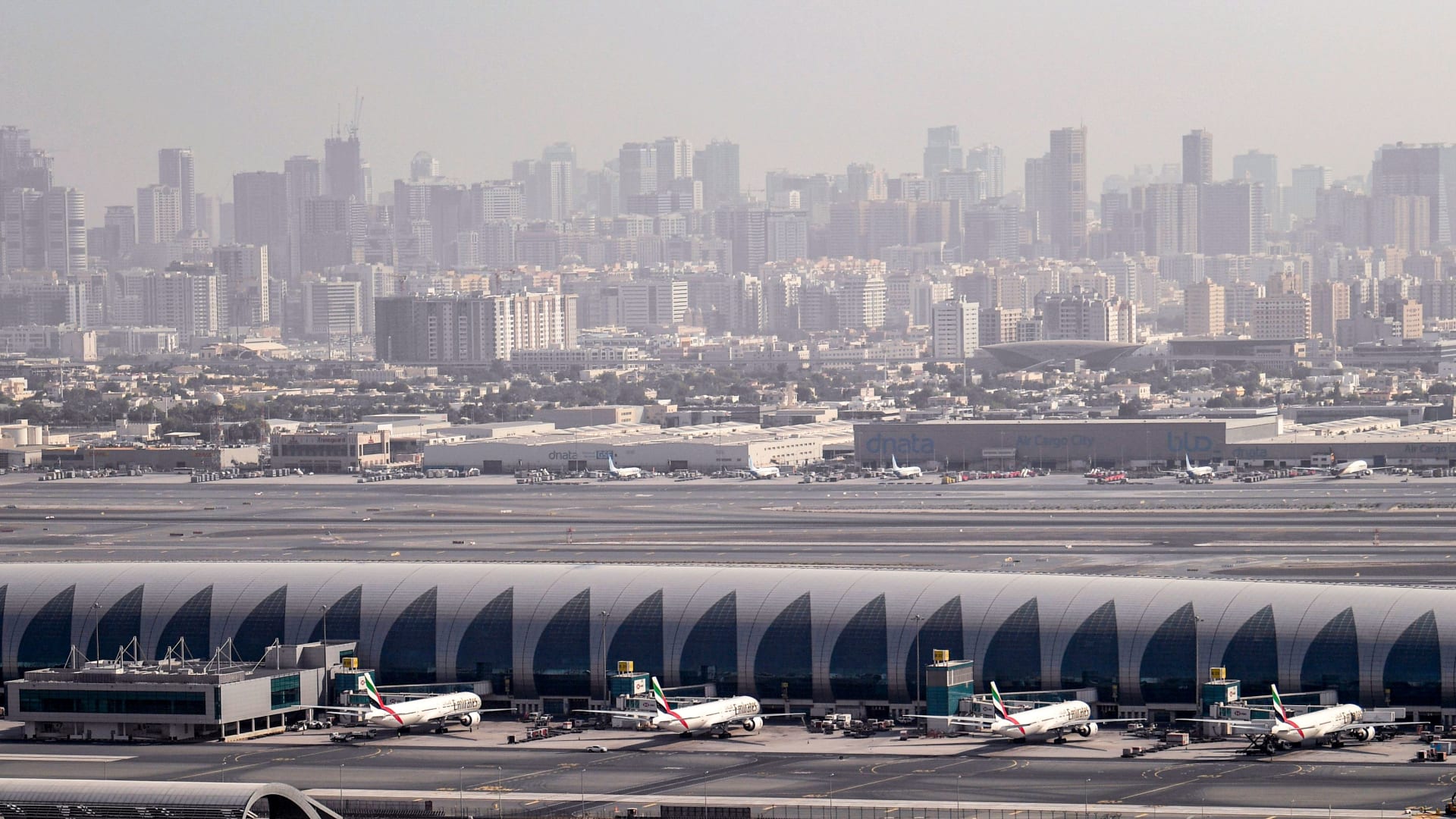 الإمارات: السيطرة على حريق ناجم عن هجوم بطائرة مٌسيّرة في محيط مطار دبي