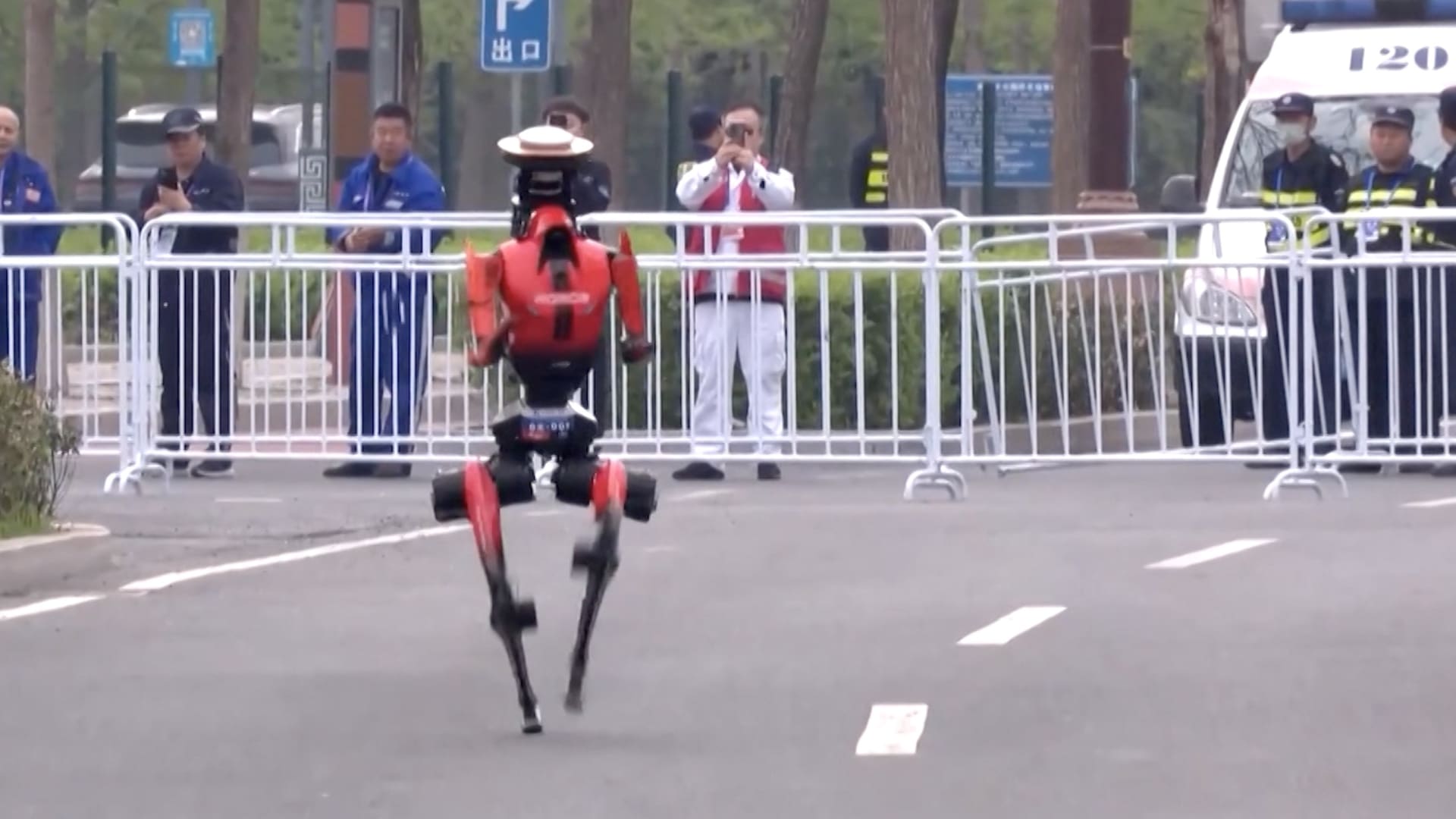 روبوت يتغلب على البشر في سباق نصف ماراثون بالصين