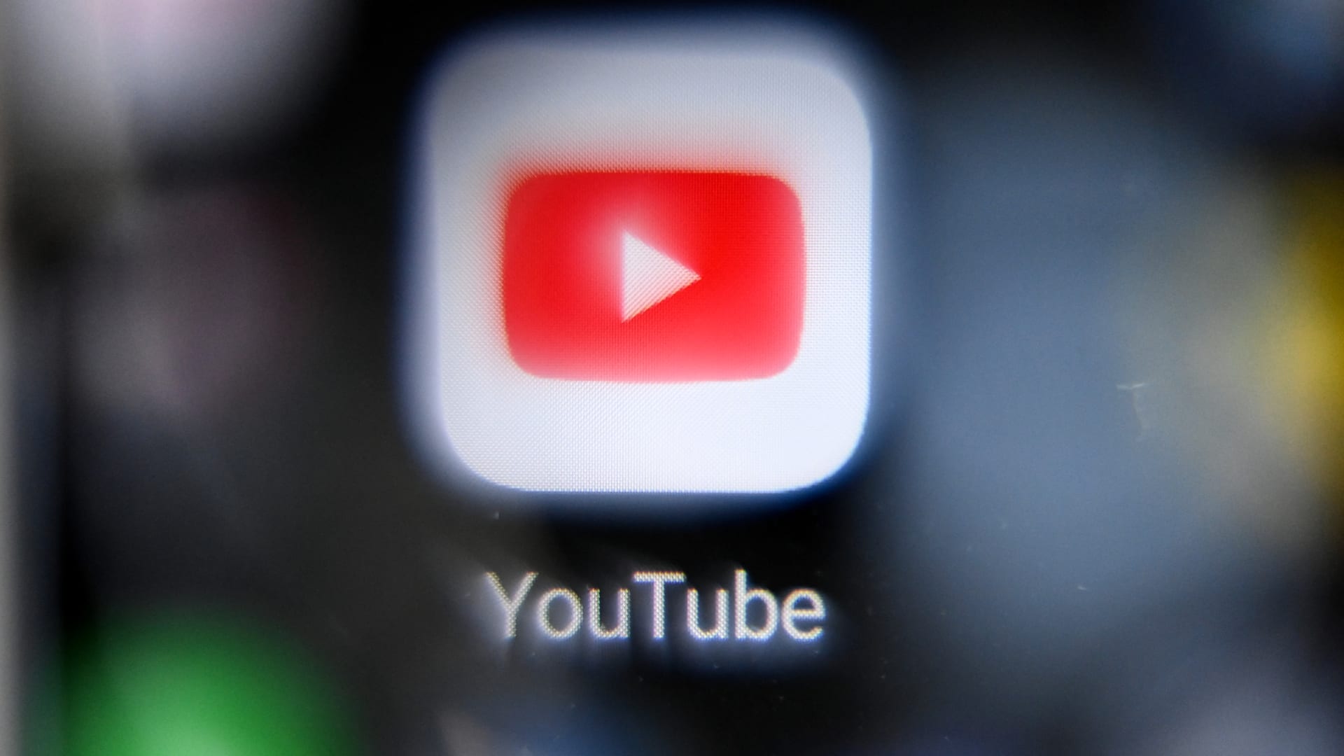 لماذا وافقت "يوتيوب" على دفع 24.5 مليون دولار لترامب؟